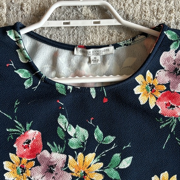 Green Envelope floral top - Picture 2 of 3